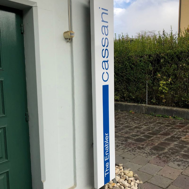 abgewinkeltes aluminiumblech montiert an regenrohr abgewinkeltes aluminiumblech montiert an regenrohr