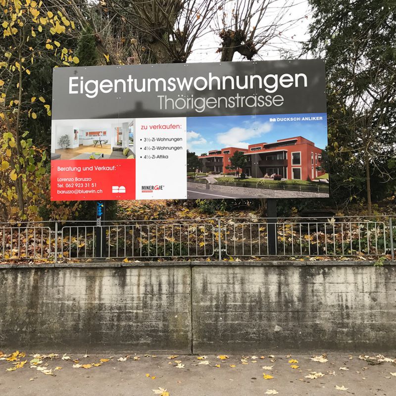 baureklame an erstelltes holzgeru  st montiert baureklame an erstelltes holzgeru  st montiert