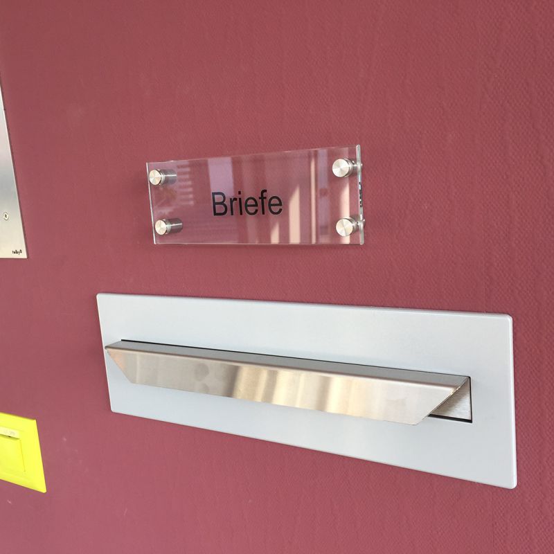 beschriftetes glas mit abstandshalter montiert beschriftetes glas mit abstandshalter montiert