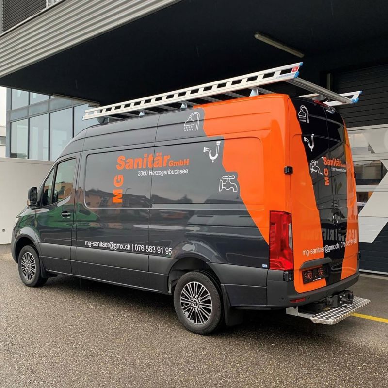 firmenbeschriftung mit oranger teilfolierung firmenbeschriftung mit oranger teilfolierung