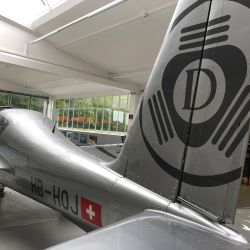 flugzeug mit geschnittenen logos und schriften foliert flugzeug mit geschnittenen logos und schriften foliert