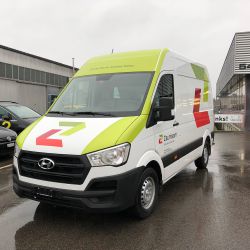 lieferwagen mit gru nen akzenten foliert und grosse logos im digitaldruck verfahren erga nzt lieferwagen mit gru nen akzenten foliert und grosse logos im digitaldruck verfahren erga nzt