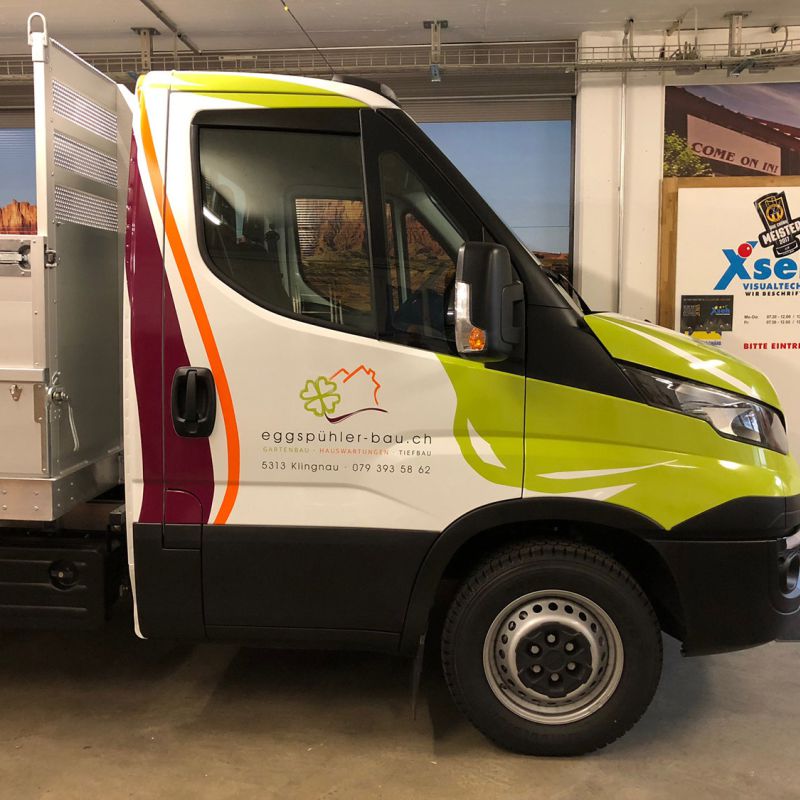 teilfolierung von einem lieferwagen mit farbigen logo elementen teilfolierung von einem lieferwagen mit farbigen logo elementen