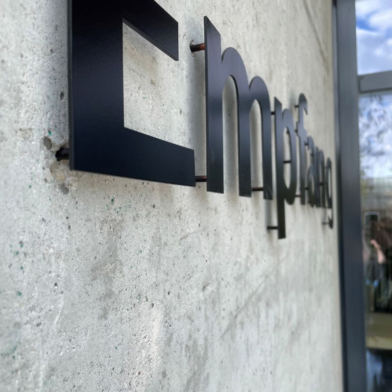 metallbuchstaben gesteckt mit bolzen metallbuchstaben gesteckt mit bolzen