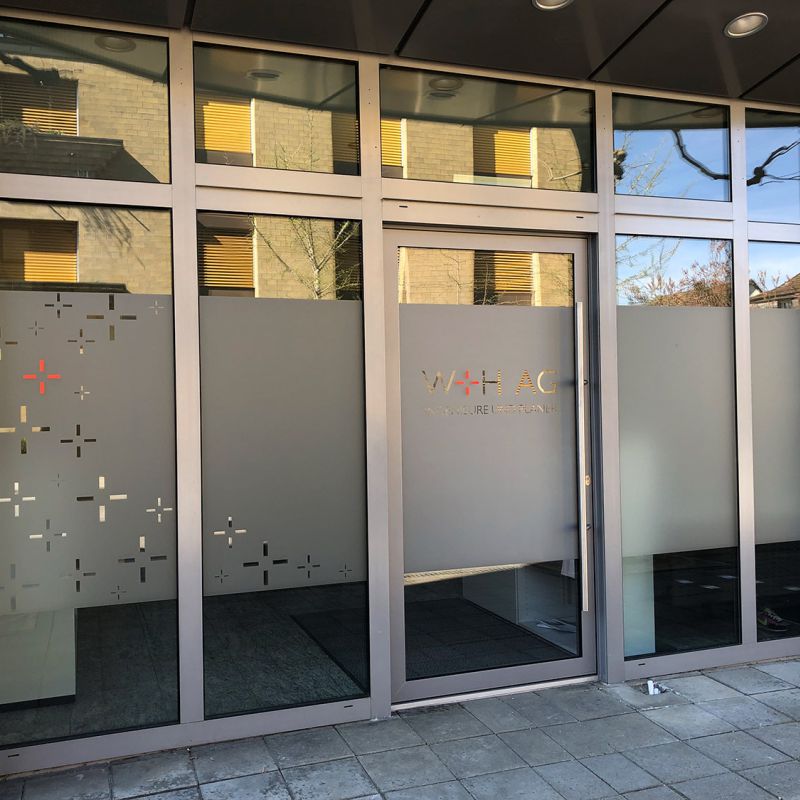 schaufensterbeschriftung und gleichzeitig einen sichtschutz mit logo schaufensterbeschriftung und gleichzeitig einen sichtschutz mit logo