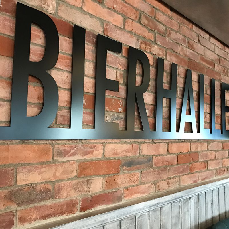 steckbuchstaben auf einer ziegelsteinmauer steckbuchstaben auf einer ziegelsteinmauer