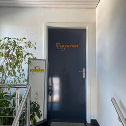 eingangstu  re beschriftet mit einzelbuchstaben eingangstu  re beschriftet mit einzelbuchstaben