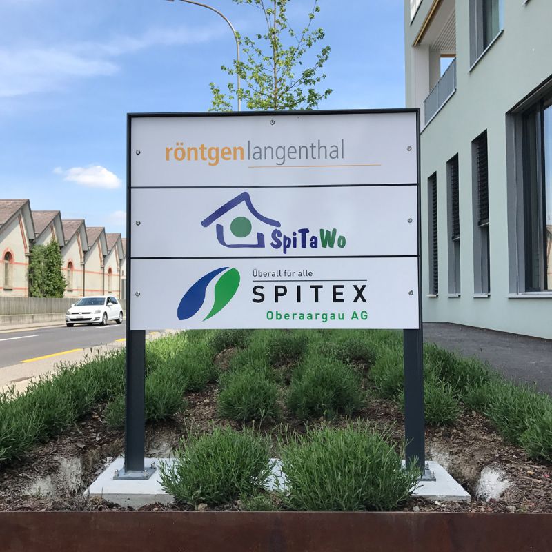 pylone mit computergeschnittenen logos pylone mit computergeschnittenen logos