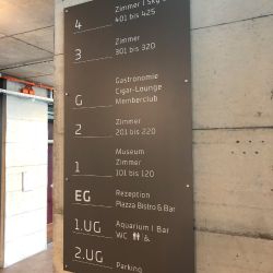 stockwerbeschriftung mit einer lakierten aluminiumtafel und geschnittenen schriften stockwerbeschriftung mit einer lakierten aluminiumtafel und geschnittenen schriften