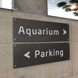 wegweiser lakiert und mit weissen einzelbuchstaben beschriftet wegweiser lakiert und mit weissen einzelbuchstaben beschriftet