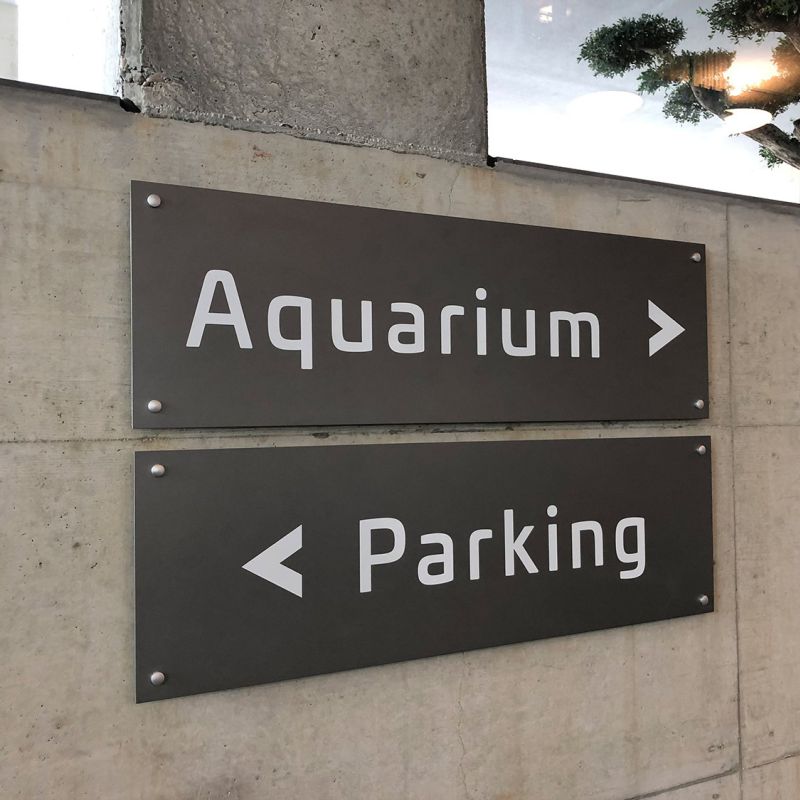 wegweiser lakiert und mit weissen einzelbuchstaben beschriftet wegweiser lakiert und mit weissen einzelbuchstaben beschriftet